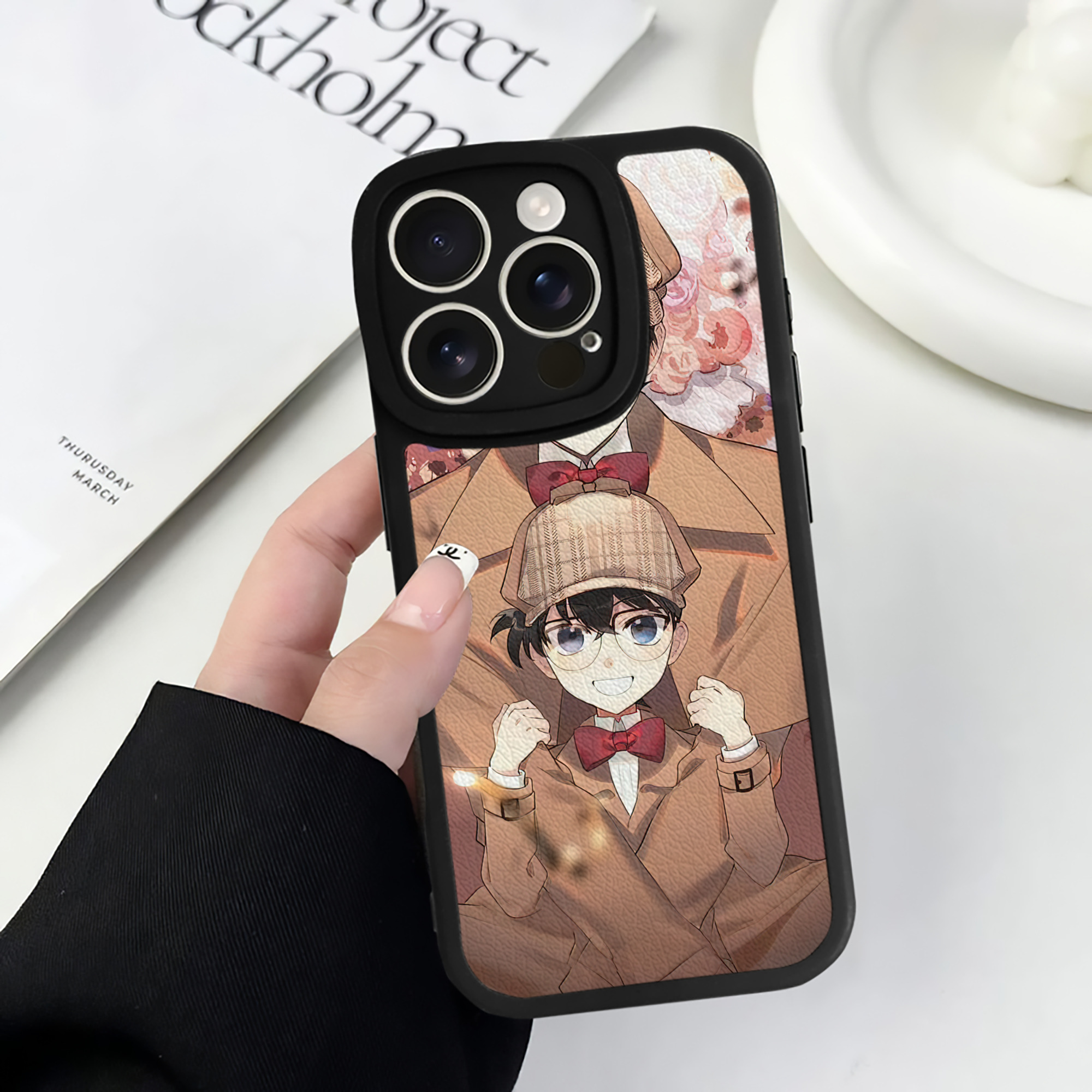 （画像用） 名探偵コナン Detective Conan 【iPhone 16シリーズ対応】シリコンスマホケース（レザー調） 材質：シリコン